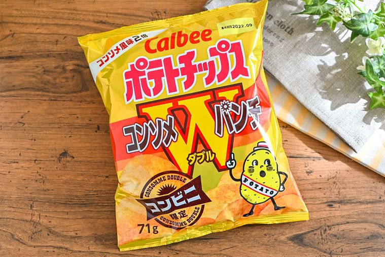 カルビーのポテトチップスのコンソメダブルパンチ