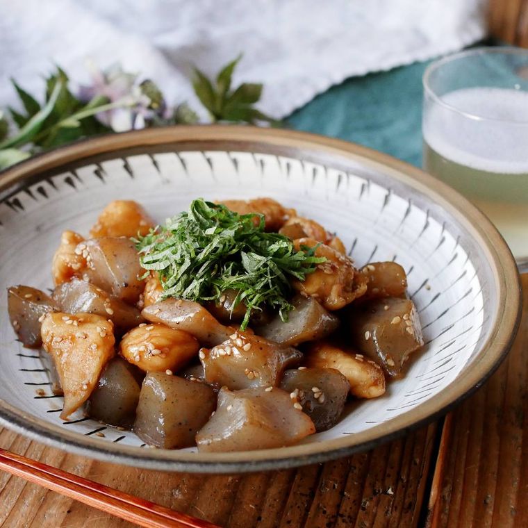 茶色い皿に盛り付けられた鶏ささみとこんにゃくの甘辛炒め