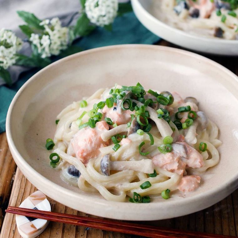 ベージュの皿に盛り付けられた鮭ときのこのみそクリームうどん