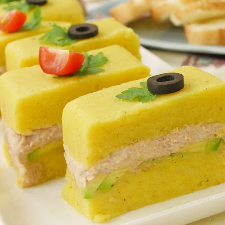 切って器に盛り付けたケーキポテトサラダ「カウサ」