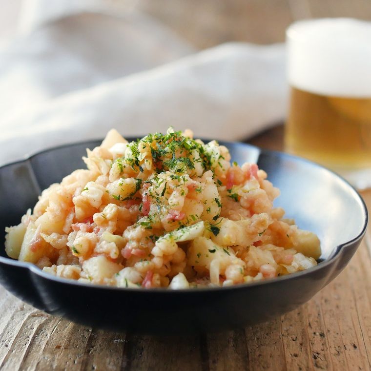 黒い器に盛り付けた焼かないお好み焼き風ポテトサラダとビール