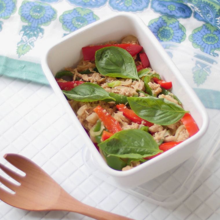 保存容器に入った玉ねぎとツナ缶で簡単ガパオと木のフォーク