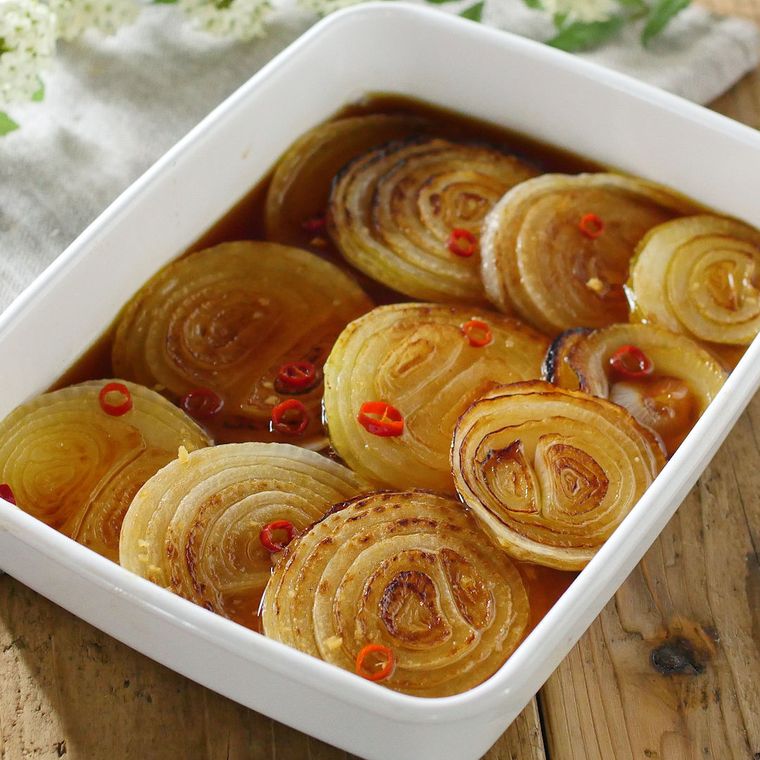 保存容器に入った玉ねぎの焼き浸し