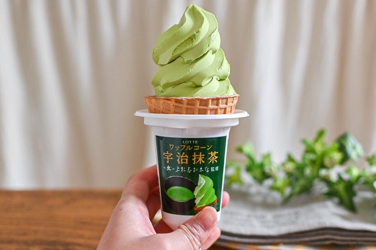 ファミマ限定「ワッフルコーン抹茶」は本格派。上林春松本監修でラテのようなまろやかさ【365日アイス女子】の画像
