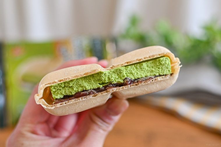 ファミマ限定抹茶のもち最中アイスの贅沢感がすごい。上林春松本店監修の食感も楽しい逸品【365日アイス女子】の画像