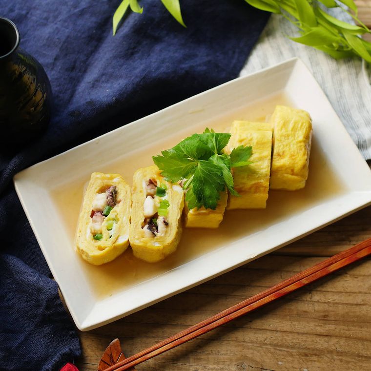 白い器に盛り付けた長芋で作るふんわり出汁巻き卵