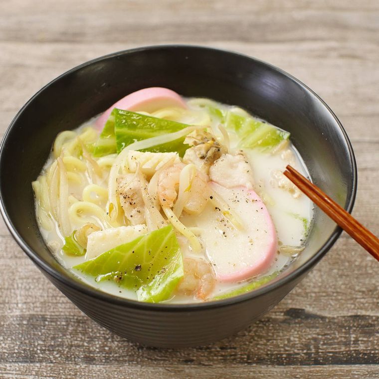 黒い器に盛り付けたちゃんぽん麺と箸