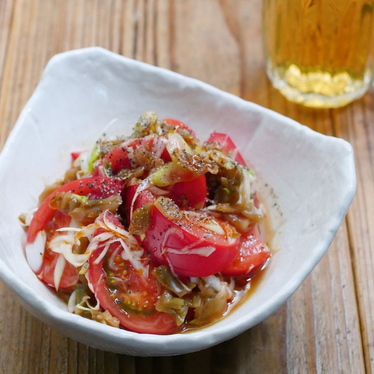 白い器に盛り付けたトマトとザーサイの中華風サラダと飲み物