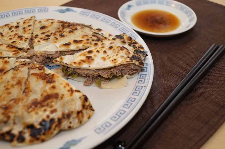 器に盛り付けた10分で作るピリッとししとう餃子と餃子のたれ