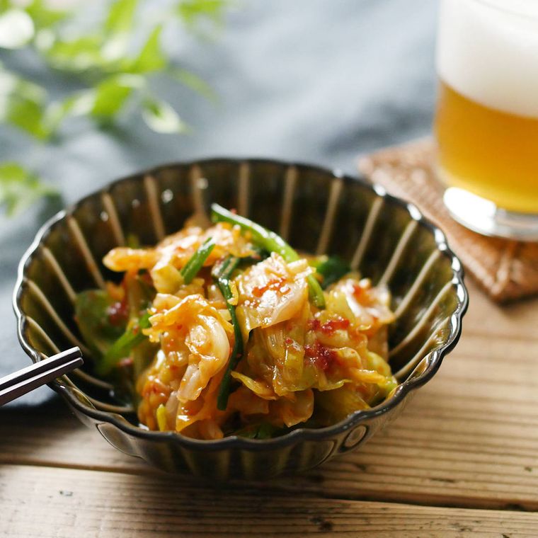 器に盛り付けたザクザクキャベツのキムチ風と箸とビール