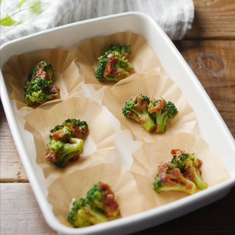 保存容器に入ったブロッコリーの梅肉おかか和え