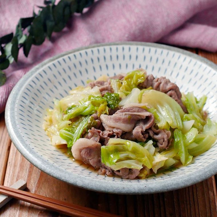 器に盛り付けた豚肉とキャベツの和風煮込み