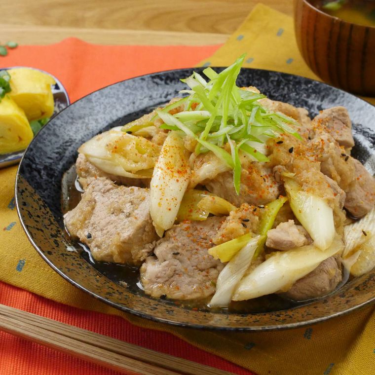 黒い器に盛り付けた大根おろしたっぷりの和風やわらか煮豚