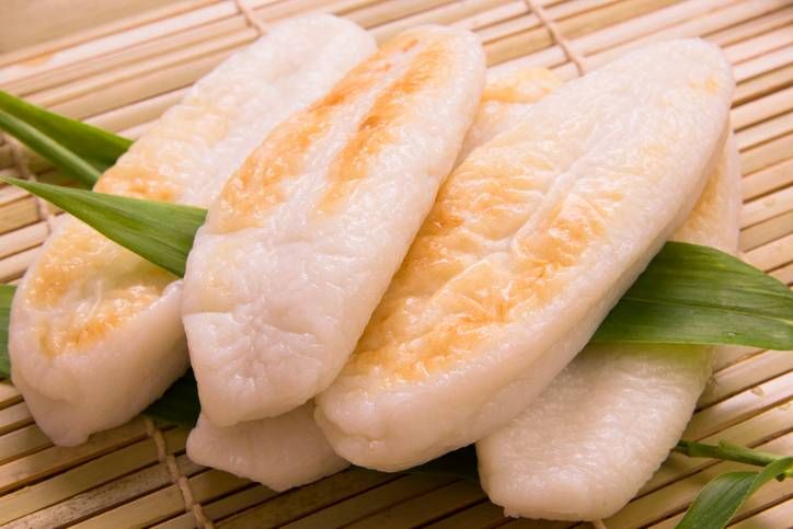 笹かまぼこが数個重なっている
