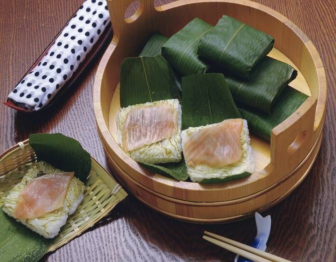 笹寿司が桶に入れている