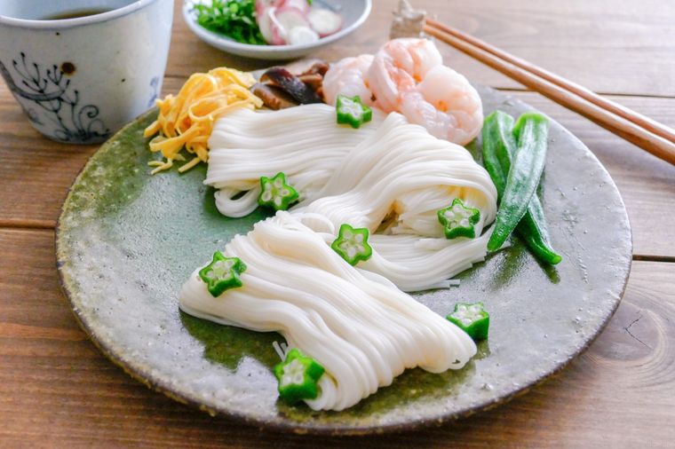 丸い平皿に盛り付けたそうめんやオクラ、錦糸卵など