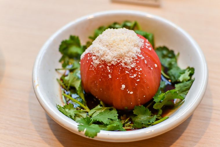 譚仔三哥米線の香醋芝士鮮原茄（丸ごとトマトの黒酢ソース）