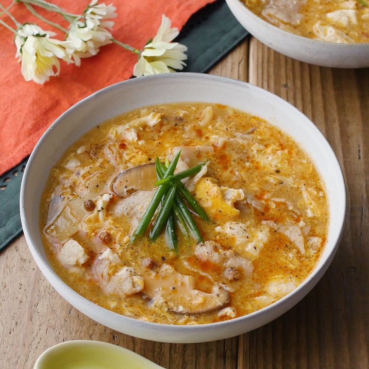 白いスープボウルに入った、おぼろ豆腐の酸辣湯