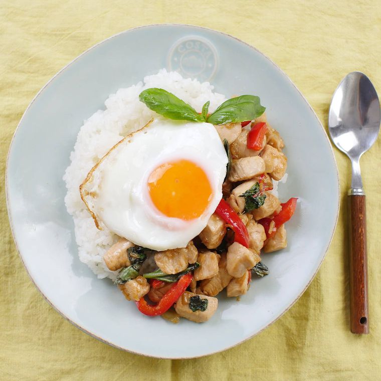 白い皿に盛られ、目玉焼きをトッピングしたガパオライス