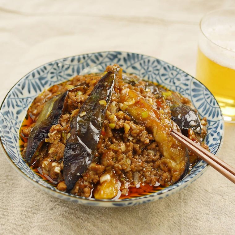 青の和食器に盛られた麻婆茄子