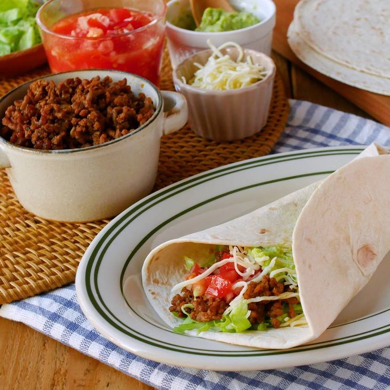 器に盛られたタコス