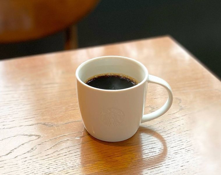テーブルに置かれたドリップコーヒー
