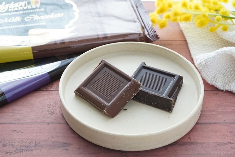 ダークミルクチョコレートのかけらをのせたオフホワイトの丸皿とチョコレートのパッケージ