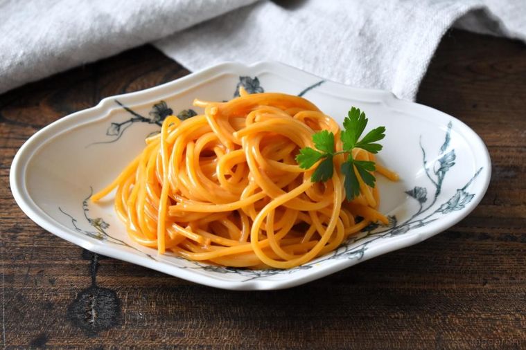 皿に盛った海老クリームパスタ