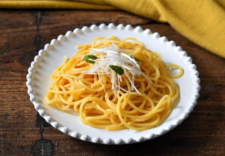 皿に盛った味噌カルボナーラパスタ