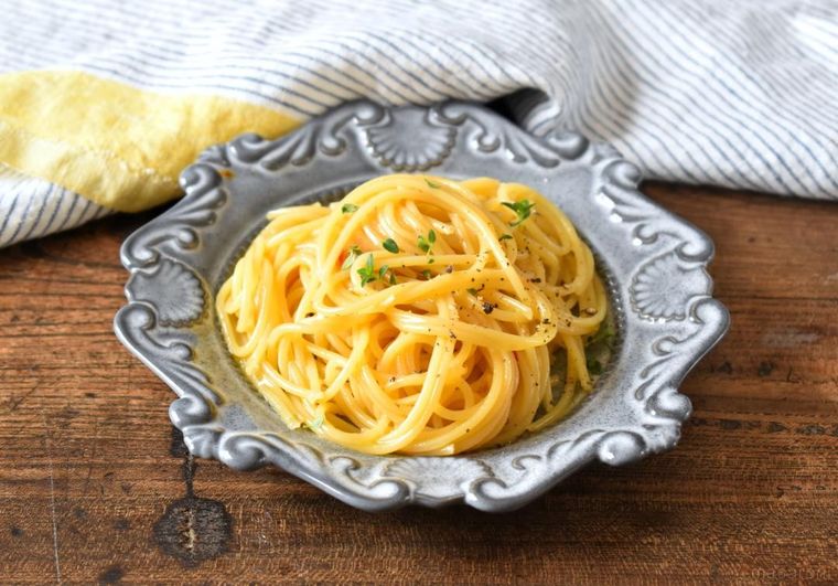 皿に盛ったペペロンチーノパスタ