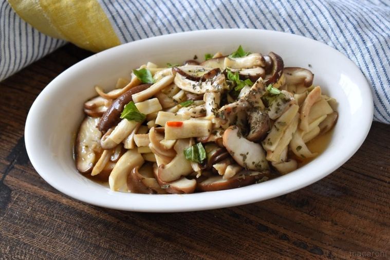 皿に盛ったきのこのソテー