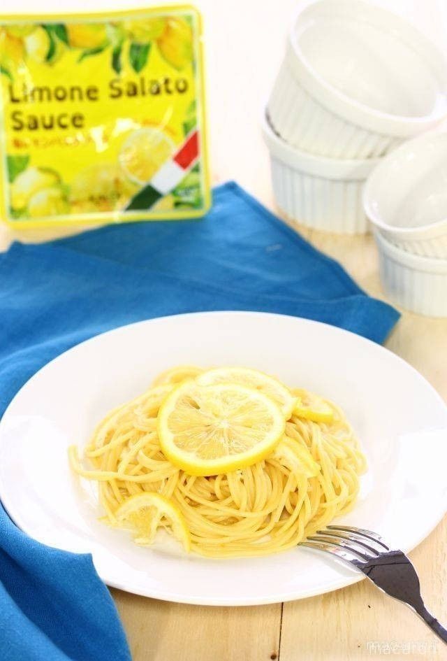 皿に盛ってレモンをトッピングした塩レモンパスタ