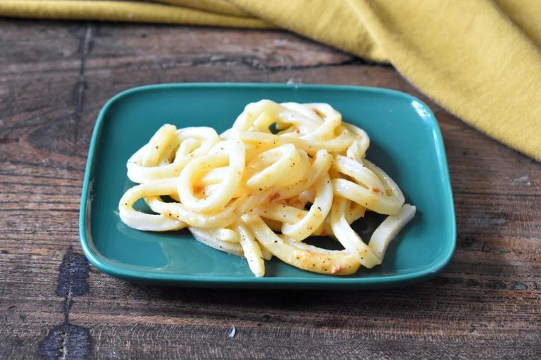 皿に盛った味噌カルボナーラうどん