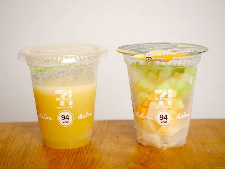 メロンメロンが机の上に置いてある