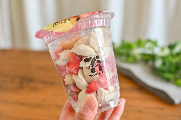 セブンイレブンのお店で作るいちごバナナソイスムージー