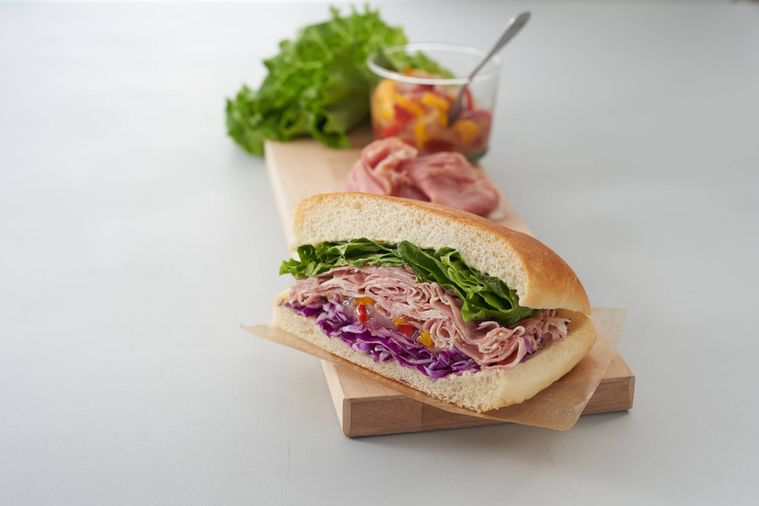 スタバ新作サマーフード全9品!花束風ケーキやバナナクリームドーナツなど必食メニューが大集合の画像