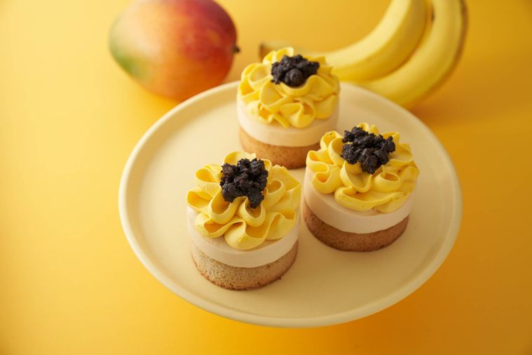 スタバ新作サマーフード全9品!花束風ケーキやバナナクリームドーナツなど必食メニューが大集合の画像