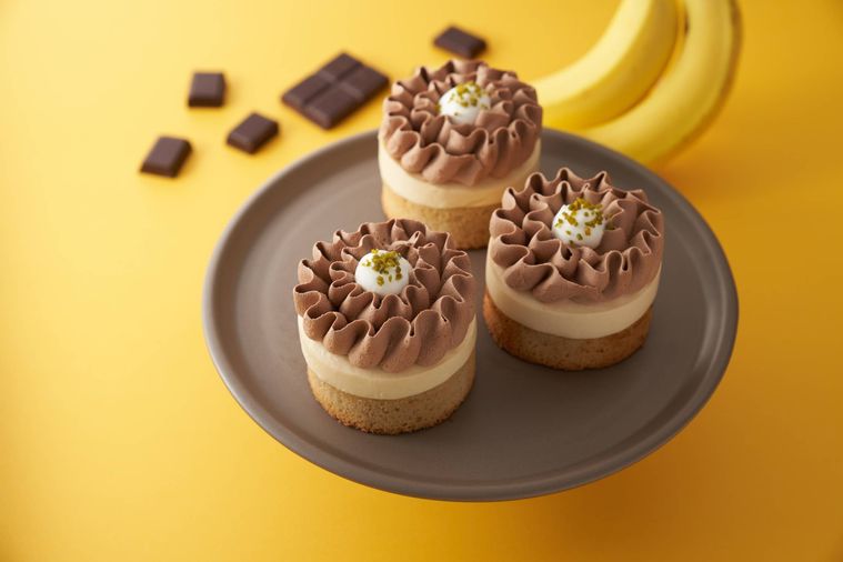 チョコレートの丸いケーキが3つ並んでいる