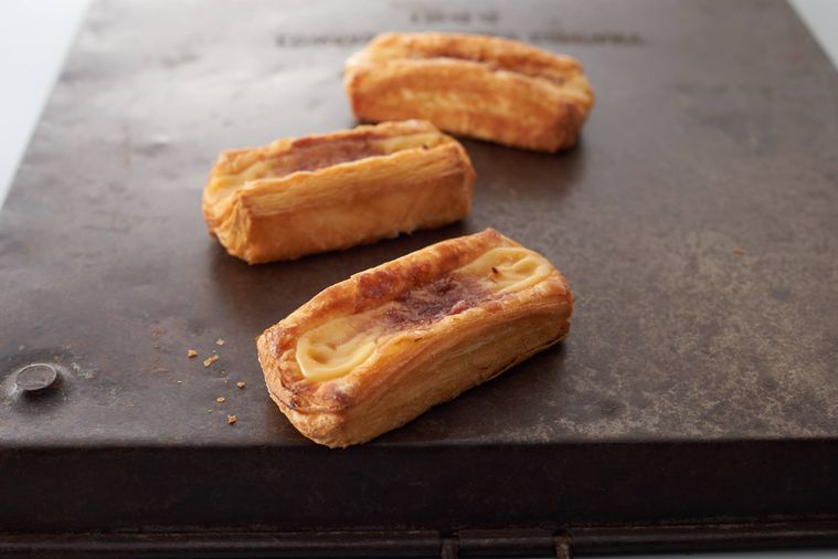 スタバ新作サマーフード全9品!花束風ケーキやバナナクリームドーナツなど必食メニューが大集合の画像