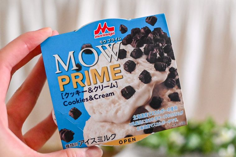 MOW PRIME（モウ プライム）クッキー＆クリームのパッケージを持っているところ