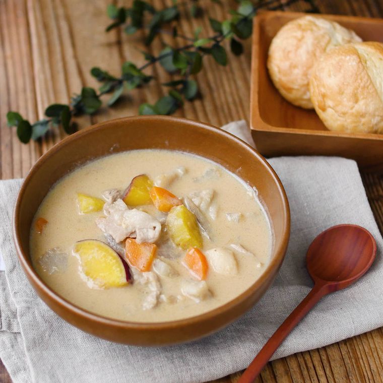 茶色の器に豚こま肉と根菜のソイスープが盛り付けてある