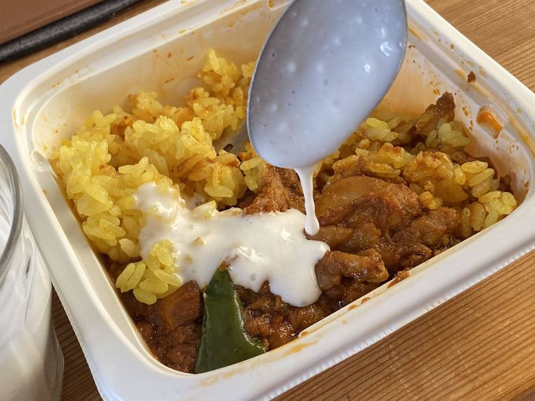 セブンおにぎり、インド人的食べ方で革命が起きる!Twitterで2万いいね、チキンマサラ×ヨーグルトの奇跡の画像