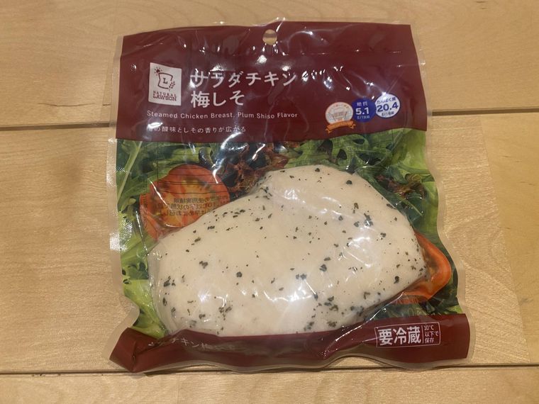 木の丸皿にのせたサラダチキン 梅しそ