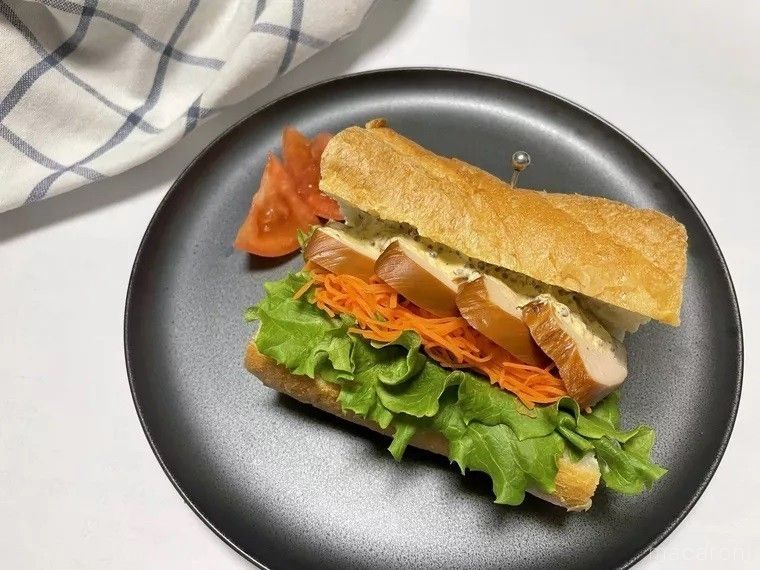 国産鶏のサラダチキン スモークを使ったバゲットサンド