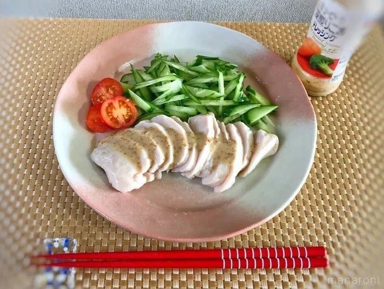 糖質0gのサラダチキンプレーンをスライスしてドレッシングをかけている