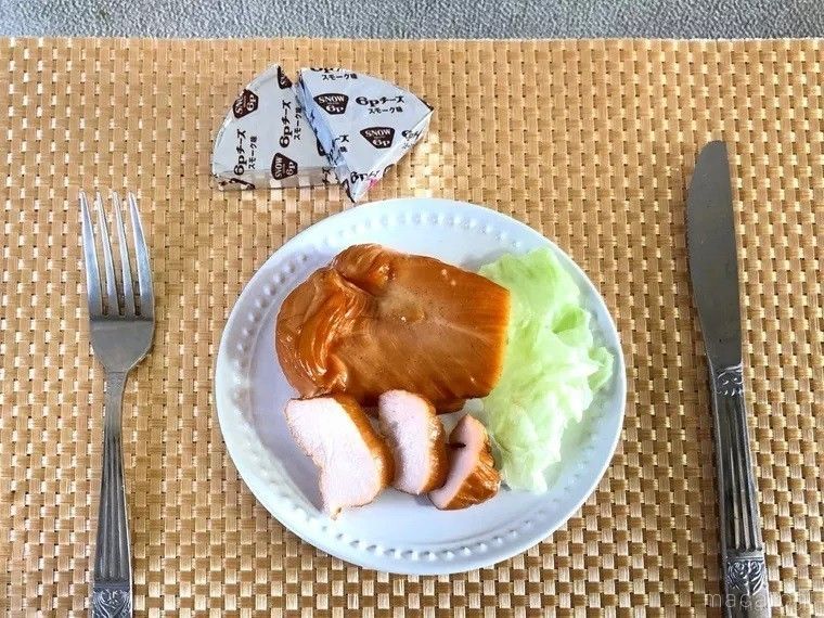 糖質0gのサラダチキンスモークをスライスしてサラダとチーズを盛りつけている