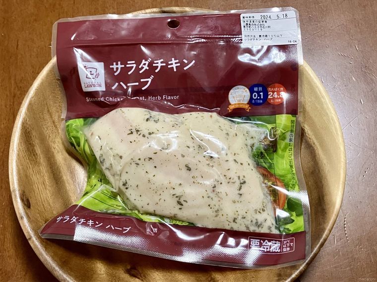 木の丸皿にのせたサラダチキン ハーブ