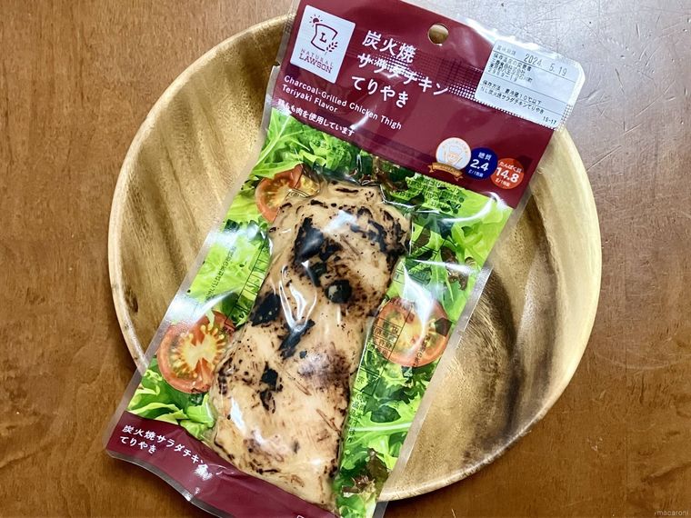 木の丸皿にのせた炭火焼サラダチキン てりやき
