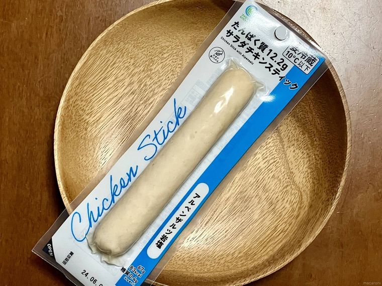木の丸皿にのせたたんぱく質12.2gサラダチキンスティック アルペンザルツ岩塩