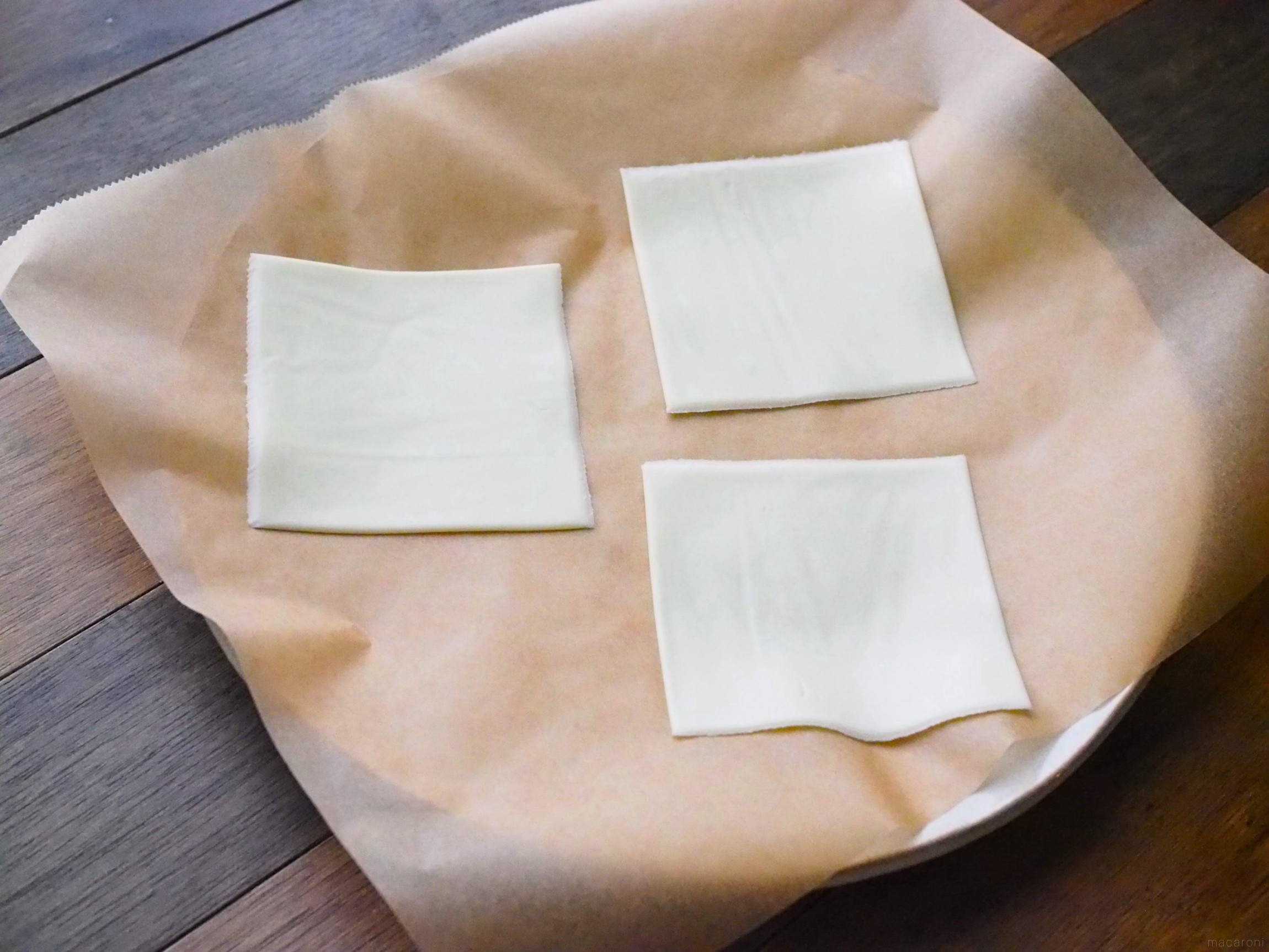 レンジとスライスチーズで簡単！「パリパリチーズ」のレシピ - macaroni